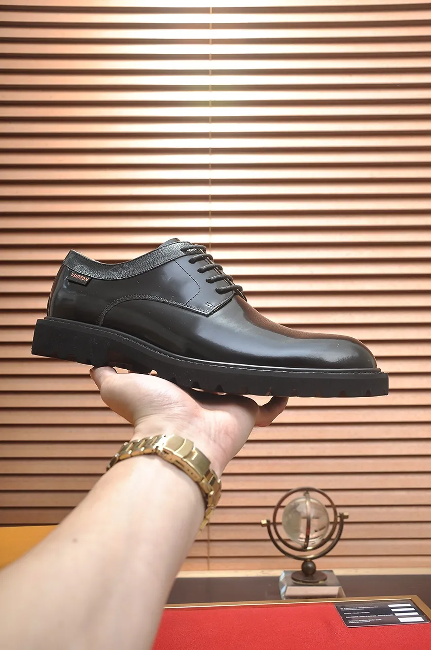 Men's men's shoes 💰560💶 [LV] (original single cowhide lining) 🍀LV's latest genuine leather business suit shoes are launched simultaneously on the official website. The first-layer cowhide imported from Italy is made of heavy gold, 💥1:1 rubber outsole from the official website. Versatile to wear, high-end without losing class, and the color combination is extraordinary. This four-season style is alluring when worn on your feet, showing off your big-name flair. Standard code 38-44 (45 customized)